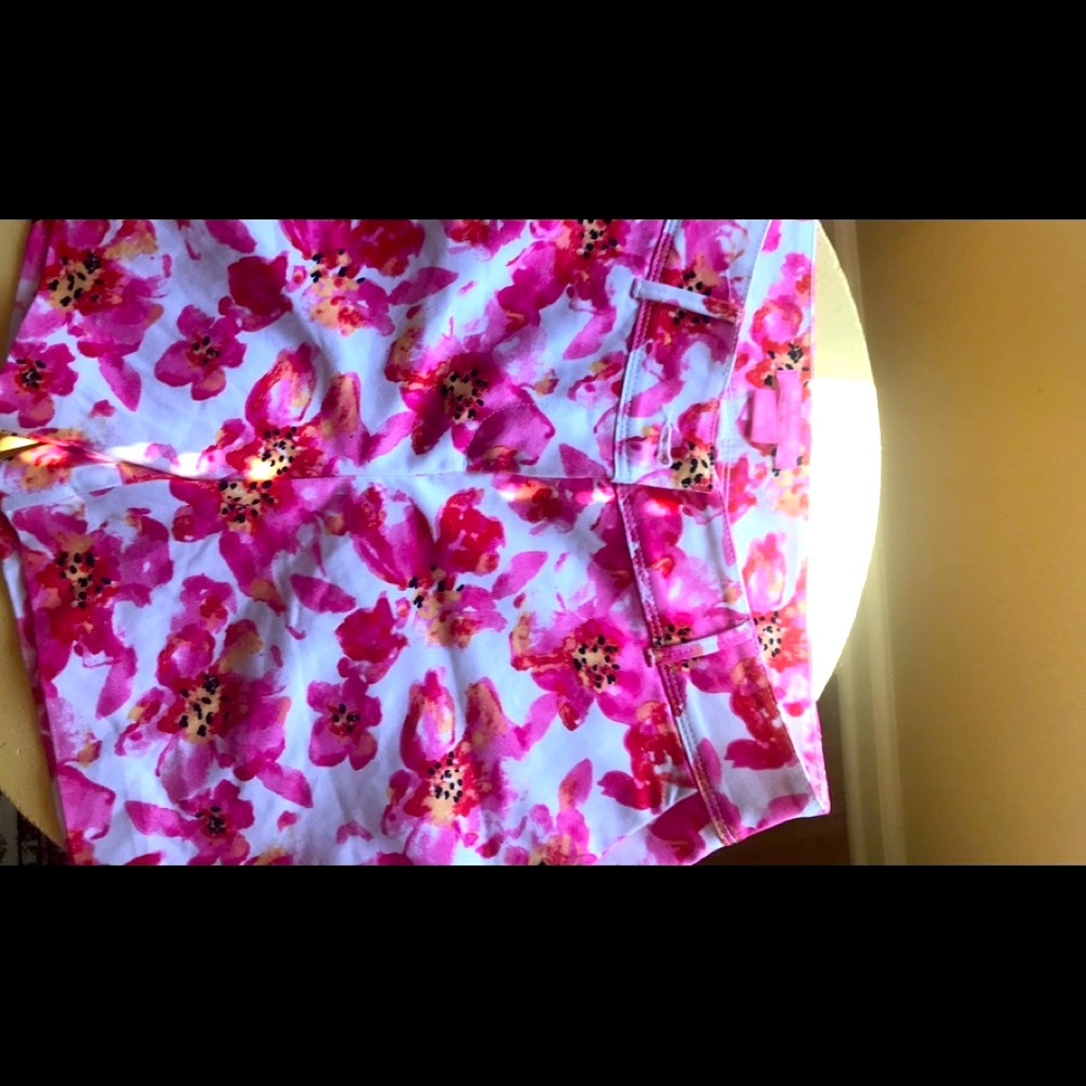 Sz 6 Isaac Mizrahi Pink Floral Tailored Shorts. NWOT pockets